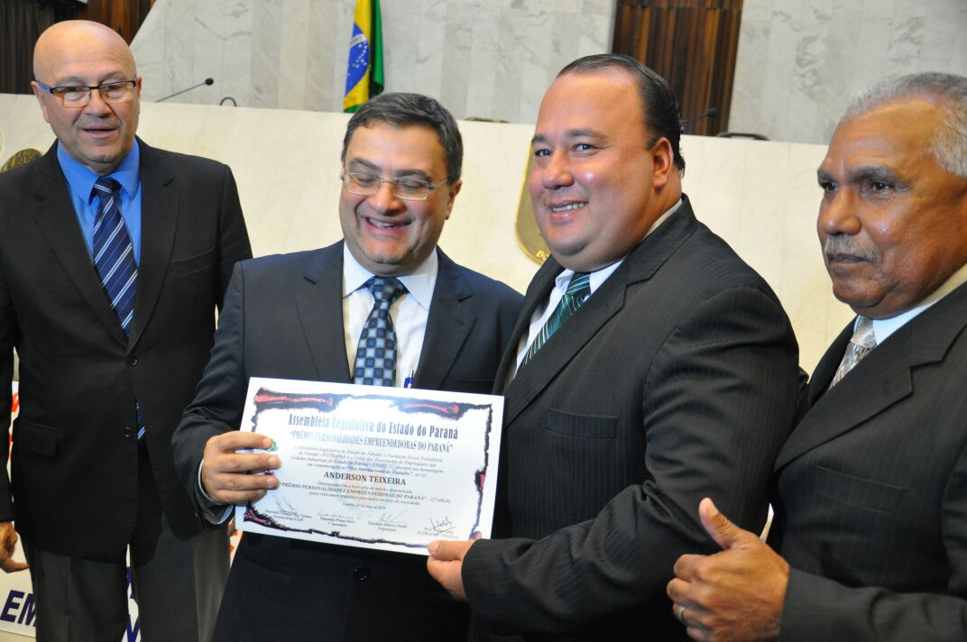 Anderson Teixeira recebe homenagem do Secretário Estadual de Saúde, Michele Caputo Neto, e do deputado Luiz Claudio Romanelli, líder do governo na Alep. Ao lado, à direita, o professor Walter César, presidente da Fotropar.